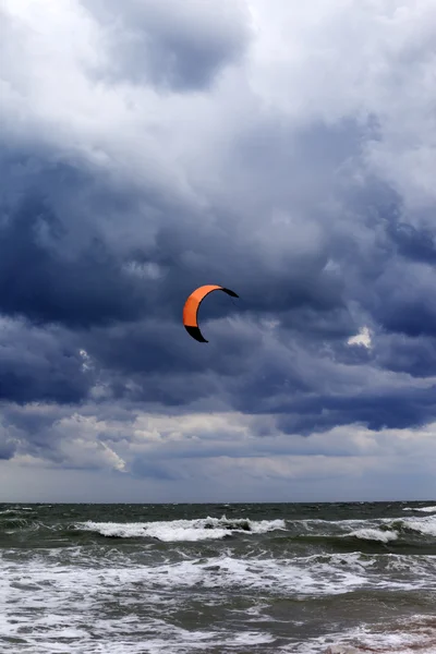 电力风筝在下雨前的天空 — 图库照片