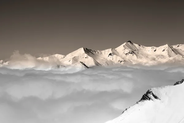 Montanhas de inverno vintage sob nuvens — Fotografia de Stock