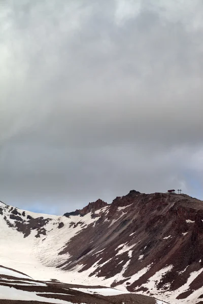 Bahar dağlar kar yağmur önce ile — Stok fotoğraf