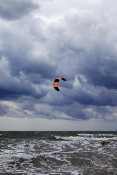 Power kite y gris el cielo —  Fotos de Stock