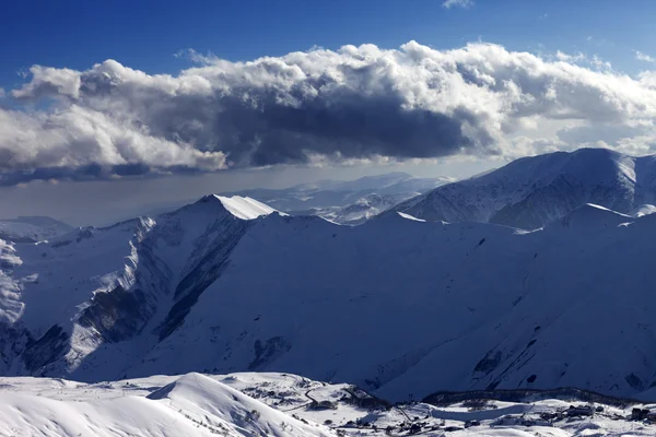 Montagne di inverno alle nuvole di sera e la luce solare — Foto Stock