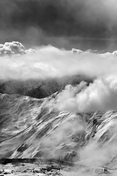 Schwarz und weiß-Blick auf Skigebiet im Nebel — Stockfoto