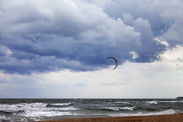 电力风筝在海和多云的天空 — 图库照片