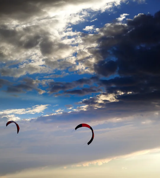 Two silhouette of power kites at sunset sky — Stock Photo, Image