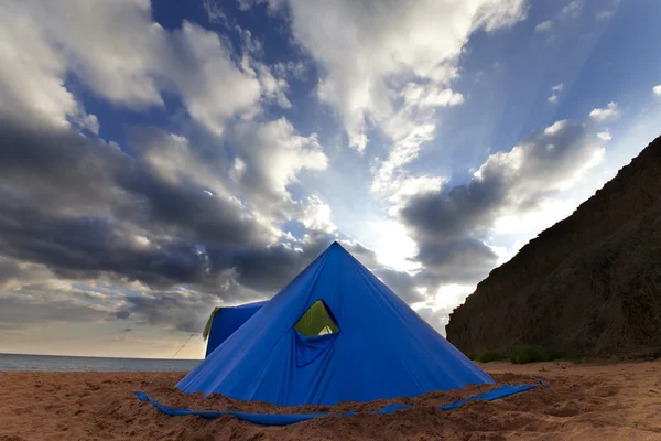 夏天晚上在海滩上的圆锥形帐篷 — 图库照片