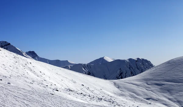 Off-Piste stoku w piękny słoneczny dzień — Zdjęcie stockowe