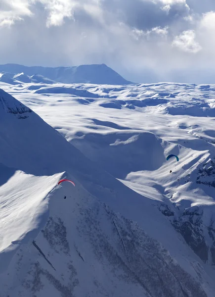 Geschwindigkeit fliegen im Winter abends Berge — Stockfoto