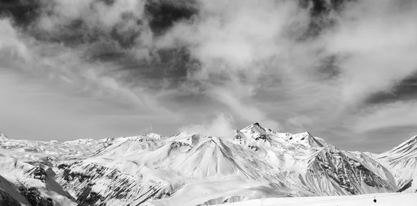 風の日に黒と白の雪に覆われた山々 — ストック写真