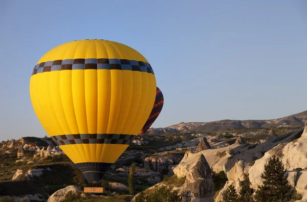 Globos de aire caliente en las montañas por la mañana — Foto de Stock