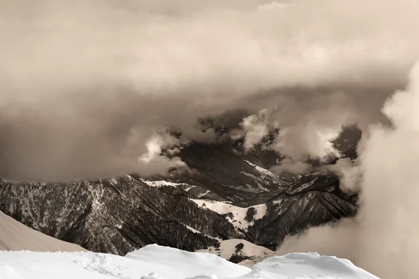 Sepya karlı dağlar bulutlar içinde — Stok fotoğraf