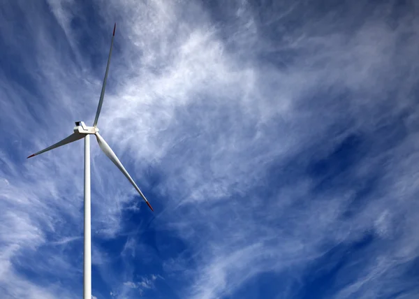 风力涡轮机和蓝蓝的天空云 — 图库照片