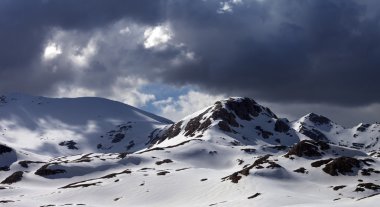 Fırtına öncesi kar dağların panoramik görünüm
