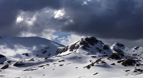 Panoramablick auf Schnee Berge vor Sturm — Stockfoto