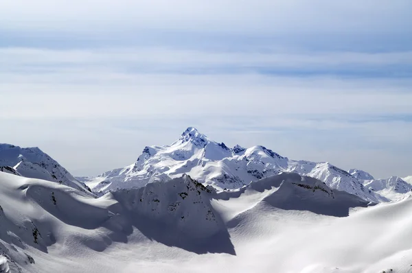 Montañas nevadas de invierno. Las montañas del Cáucaso — Foto de Stock