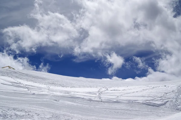 Stok narciarski w słoneczny dzień wiatru — Zdjęcie stockowe
