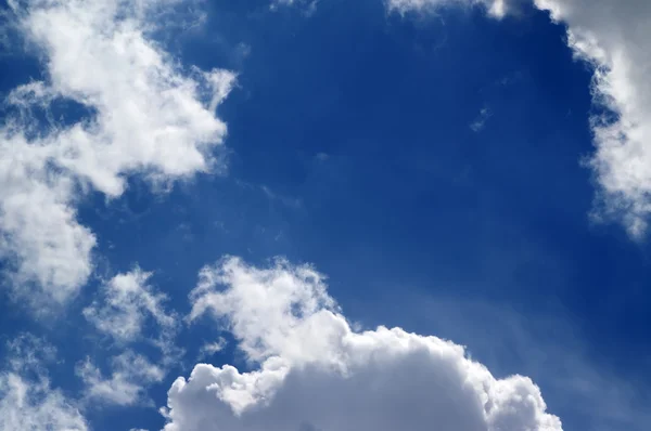 Голубое небо с солнечными облаками — стоковое фото