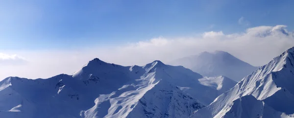 Panorama av snötäckta bergen i tidiga morgondimman — Stockfoto