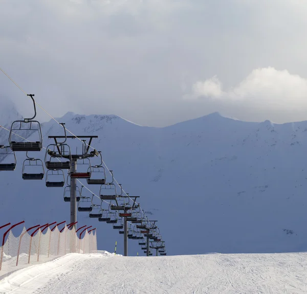 Schneebericht Ski Piste und Seilbahn am Abend — Stockfoto