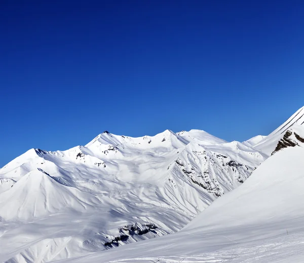 View on ski slope and beautiful mountains at sun day — Stock fotografie