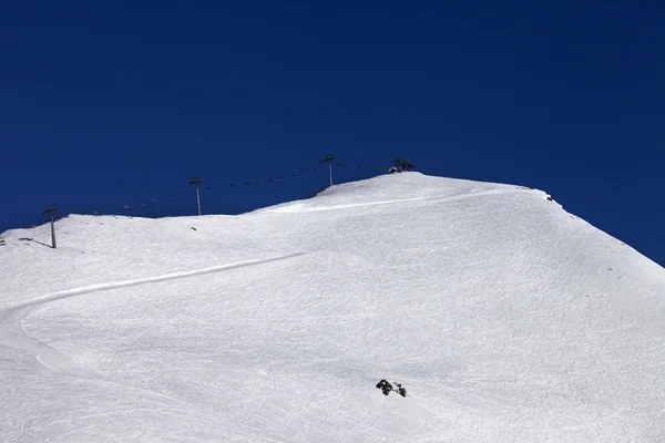 Skidbacken och ropewayen — Stockfoto