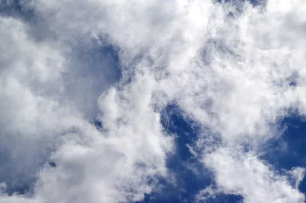Błękitne niebo chmury światło słoneczne — Zdjęcie stockowe