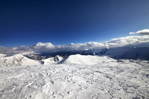 Wide-angle view on off-piste slope and snowy mountains — Stock fotografie