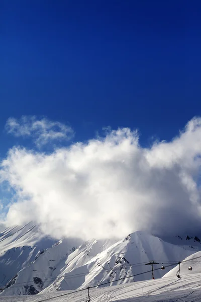 Piste de ski avec ropeway soir soleil — Photo