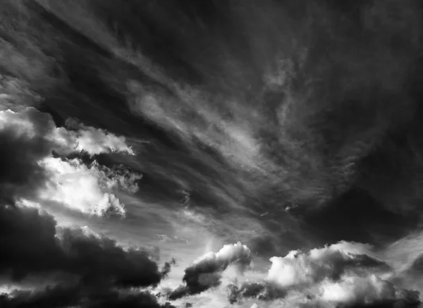 Schwarz und weiß Wolkengebilde Hintergrund — Stockfoto