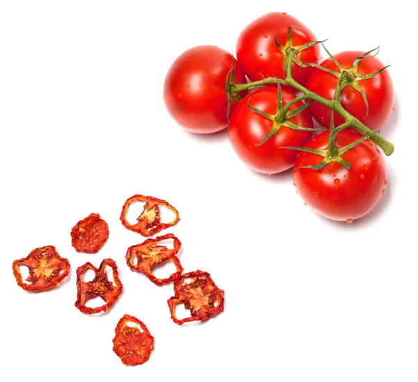 Fresh ripe and dried tomatoes slices — kuvapankkivalokuva