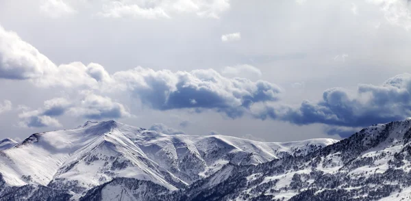 Panoramic view on mountains in evening and cloudy sky — Stock Photo, Image