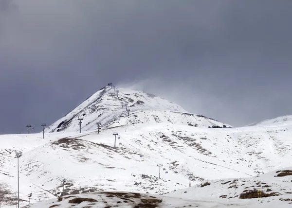 Pistas de esquí pequeño año de nieve en el día de mal tiempo —  Fotos de Stock