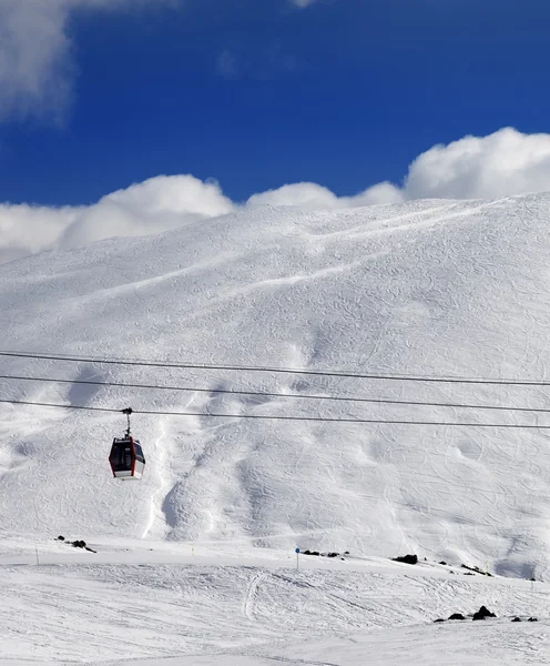 Télécabine et hors-piste versant au jour de soleil — Photo