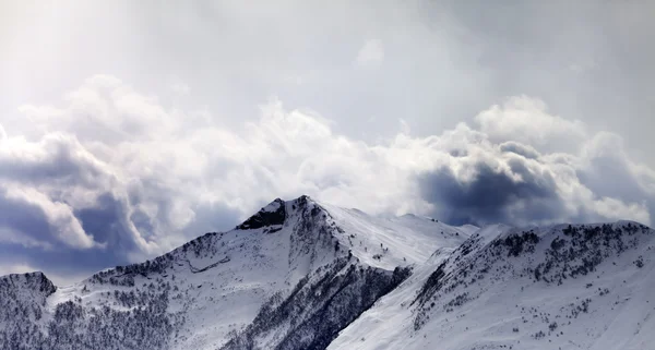 Montagnes en soirée Ciel nuageux — Photo