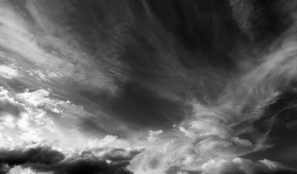 Blanco y negro cielo con nubes en día de viento —  Fotos de Stock