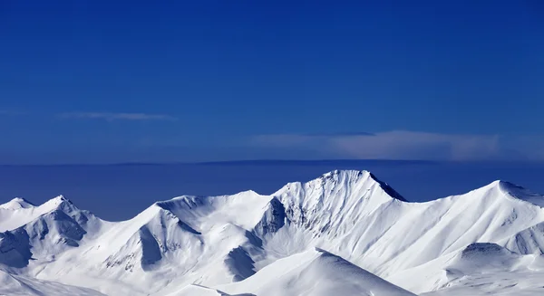 Zasněžené hory v slunečný den. Panoramatický pohled — Stock fotografie