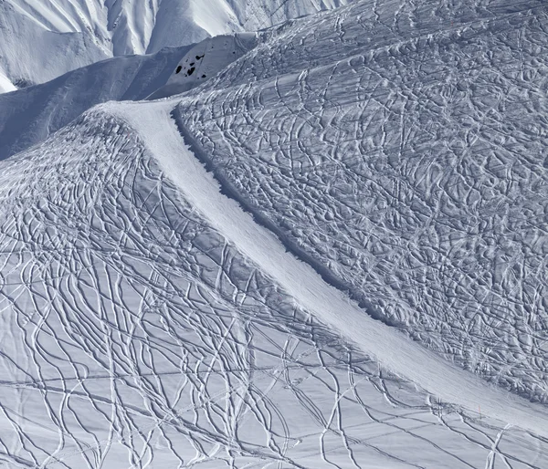 Fuera de pista y peinado pendiente con el rastro de esquí y snowboard — Foto de Stock