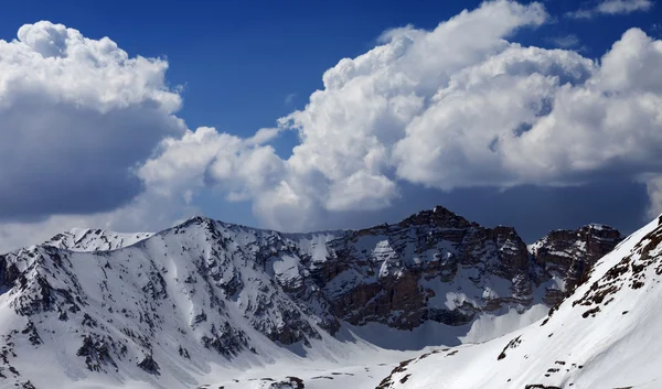 Montanhas de neve. Vista panorâmica. — Fotografia de Stock