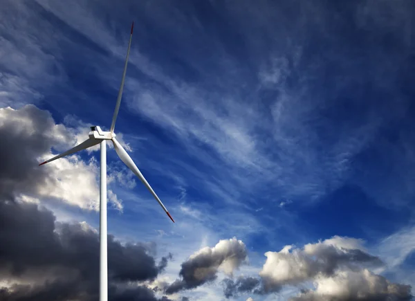 风力发电机组和蓝色的天空乌云 — 图库照片