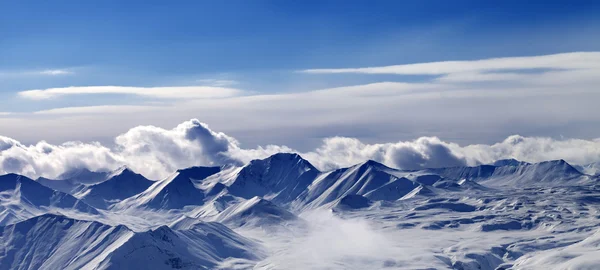 晚上的雪高原阳光天空全景图 — 图库照片