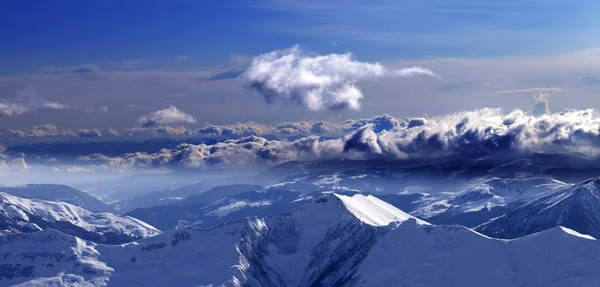 Vista panoramica delle montagne alle nuvole di sera e la luce solare — Foto Stock