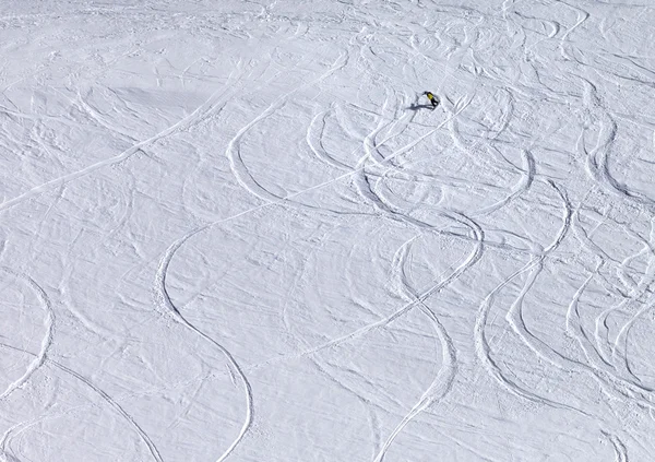Snowboardista z kopce na mimo svah sjezdovky s nově padlý sníh — Stock fotografie