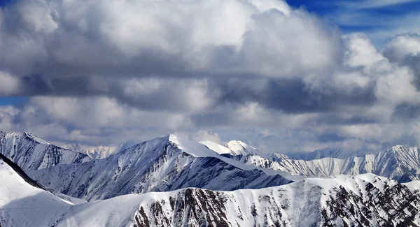 Montagne du soleil hivernale dans les nuages — Photo