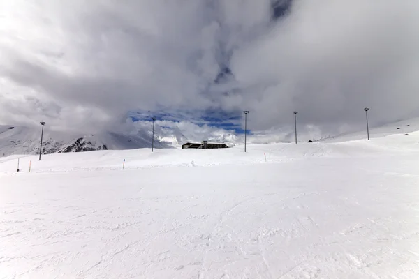 在风暴来临前的风天的滑雪坡 — 图库照片