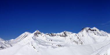 Güzel güneş gün kayak pisti panoramik görünümü