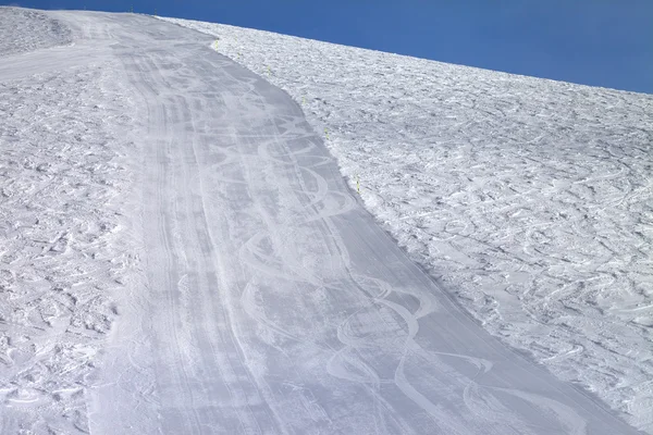 Piste de ski au soir soleil — Photo