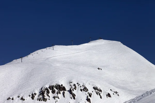 Off-piste helling en kabelbaan — Stockfoto