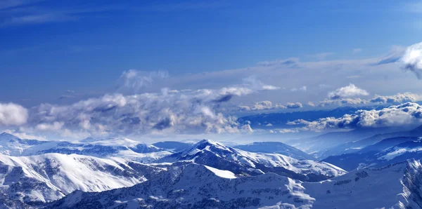Vista panorámica de las montañas nevadas la luz del sol Imagen De Stock