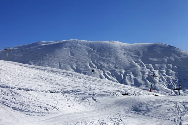 Télécabine et ski de pente — Photo