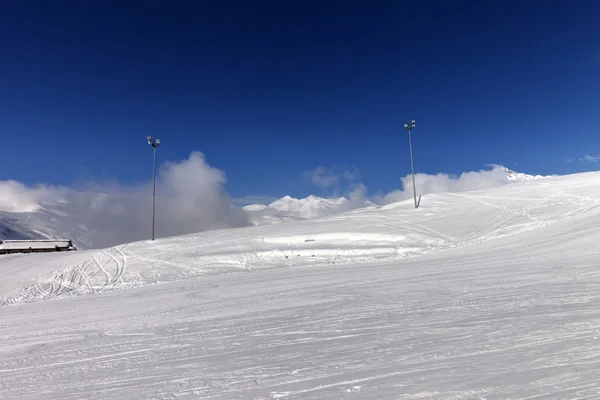 Pista de esquí en las montañas de invierno —  Fotos de Stock