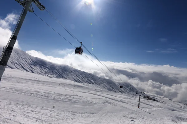 Gondol lifti ve Kayak güzel güneşli gün yamaçtan — Stok fotoğraf